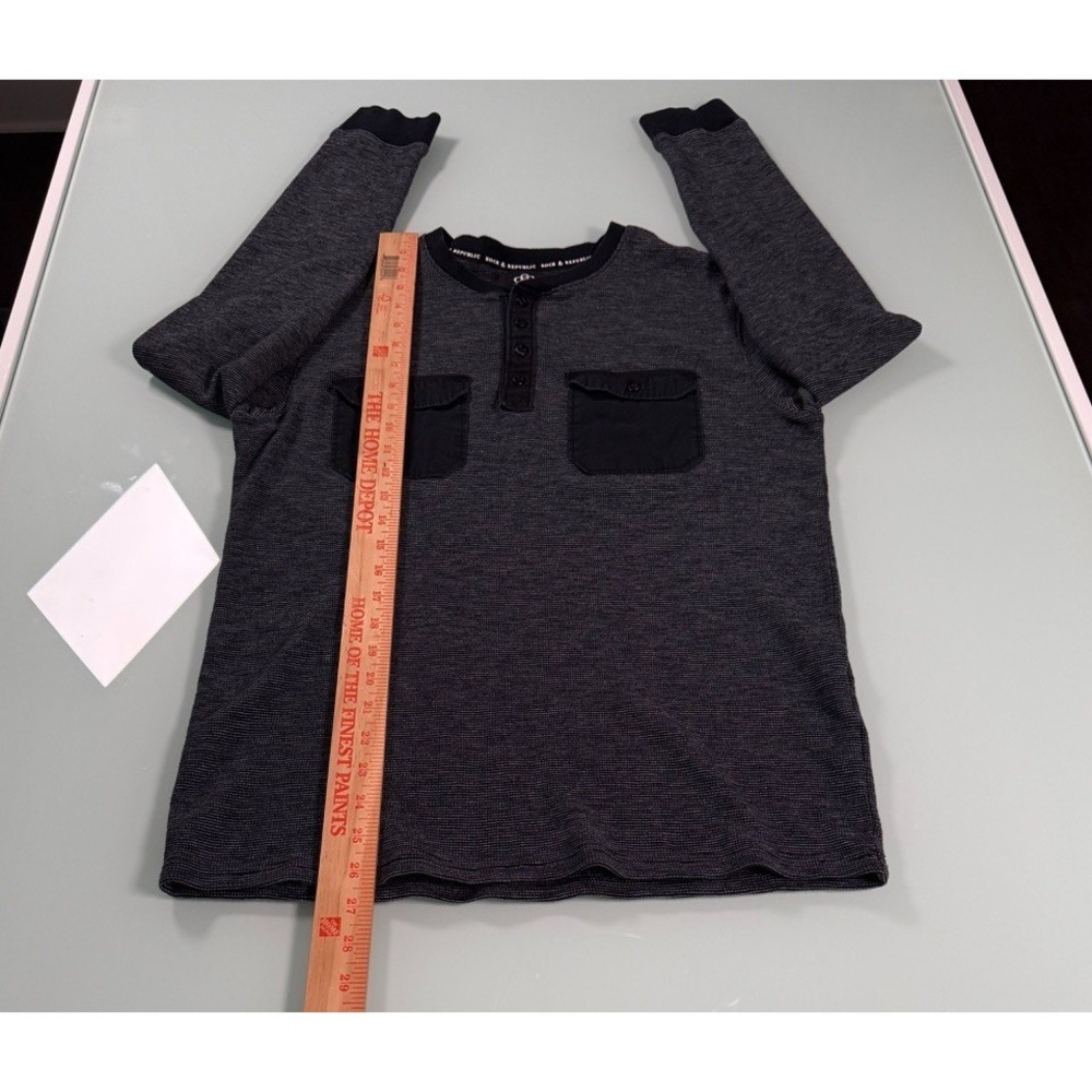 ROCK & REPUBLIC Gray & Black Cotton Blend Mens 4 Button Henley - Medium - Picture 8 of 11